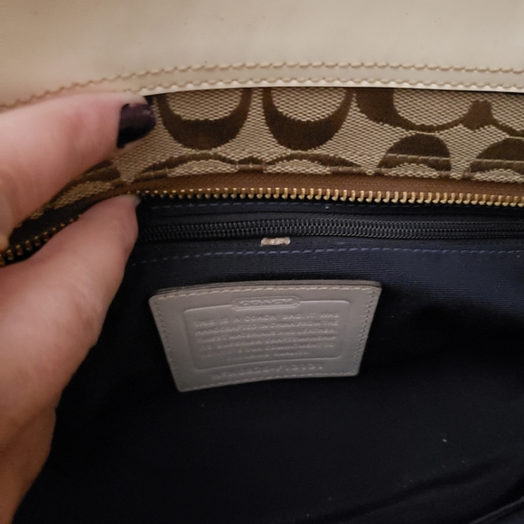 COACH hand/shoulder bag .beige canvas with logos white leather two outer pockets - Picture 6 of 6